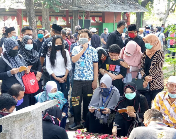 Suasana Duka bercampur Haru Menyelimuti Pemakaman Pak Gani, Mantan Wali Kota Mojokerto 2003 – 2013