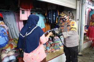 Wujudkan Jatim Sehat Bermasker, Kapolres Mojokerto Bagikan Masker Pada Pedagang di Pasar Sawahan