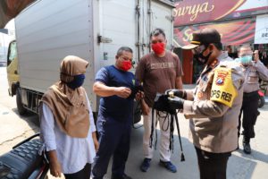 Wujudkan Jatim Sehat Bermasker, Kapolres Mojokerto Bagikan Masker Pada Pedagang di Pasar Sawahan