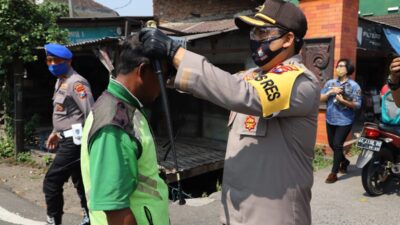 Wujudkan Jatim Sehat Bermasker, Kapolres Mojokerto Bagikan Masker Pada Pedagang di Pasar Sawahan