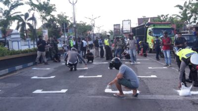 Berniat Putuskan Rantai Covid 19, Polantas Sampang Membuat Starting Grid di Traffic Light