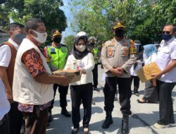 Sambangi Kampung Tangguh, Ning Ita Bersama Forkopimda Beri Probiotik dan Masker Kepada Warga