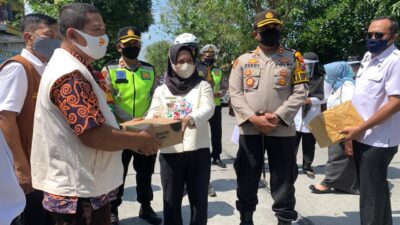 Sambangi Kampung Tangguh, Ning Ita Bersama Forkopimda Beri Probiotik dan Masker Kepada Warga
