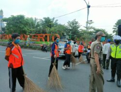 Tak Tertib Gunakan Masker, Sepuluh Pengendara Motor Disanksi Nyapu Alun-alun Kota Mojokerto