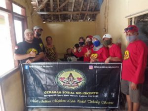 Gerakan Sosial Mojokerto dan Perangkat Desa Dinoyo Sinergi Santuni Lansia Lumpuh