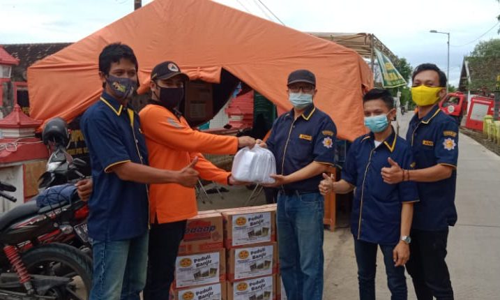 Cak Kur serahkan bantuan untuk korban banjir melalui BPBD Mojokerto