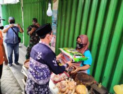 Blusukan ke Pasar Gondang Mojokerto, ASC Foundation Bagikan Sembako hingga Borong Dagangan