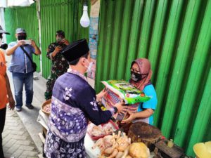 Blusukan ke Pasar Gondang Mojokerto, ASC Foundation Bagikan Sembako hingga Borong Dagangan