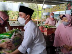Gus Barra Bagikan 160 Paket Sembako di Taman Ghanjaran, Pedagang Berharap PPKM Darurat Tidak Diperpanjang