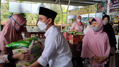 Gus Barra Bagikan 160 Paket Sembako di Taman Ghanjaran, Pedagang Berharap PPKM Darurat Tidak Diperpanjang
