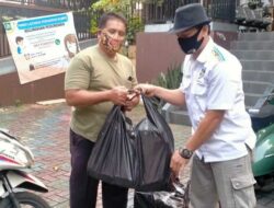 Jumat Berkah, Korwil IMI Kota Tangerang Bersama Komunitas Vespa Ciledug Bagikan Nasi Kotak