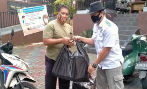 Jumat Berkah, Korwil IMI Kota Tangerang Bersama Komunitas Vespa Ciledug Bagikan Nasi Kotak