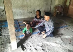 Tempuh Puluhan Kilometer, Gus Thon Berikan Bantuan ke Bocah Ngawi