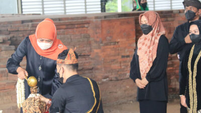 Gubernur Jatim saat mengambil sumber mata air panguripan