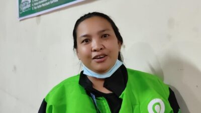 Denny Purwaningsih (35) asal Dusun Babadan, Desa Wuluh, Kecamatan Kesamben, Kabupaten Jombang, seorang single mom yang rela berjuang bekerja sebagai driver ojek online Gojek