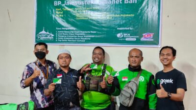 Penyerahan kartu BPJamsostek ke mitra pengemudi Goride