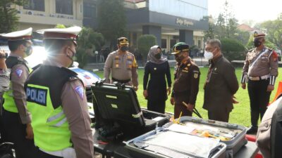 Kapolres Mojokerto bersama Forkopimda mengecek kesiagaan personel dalam aper gelar pasukan