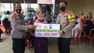 Secara simbolik, Kapolres Mojokerto menyerahkan BPTKLWN