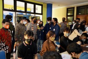 Kapolda Jatim meninjau vaksinasi booster bagi mahasiswa Unair