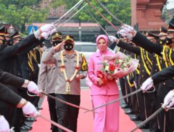 Tradisi Pedang Pora Sambut Kedatangan Kapolres Mojokerto Kota AKBP Wiwit Adisatria
