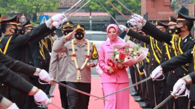 Tradisi Pedang Pora Sambut Kedatangan Kapolres Mojokerto Kota AKBP Wiwit Adisatria