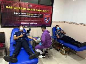 Petugas lapas Mojokerto donorkan mendonorkan darahnya