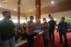 Wali Kota Mojokerto Ika Puspitasari saat menyerahkan BLT kepada para pekerja pabrik rokok