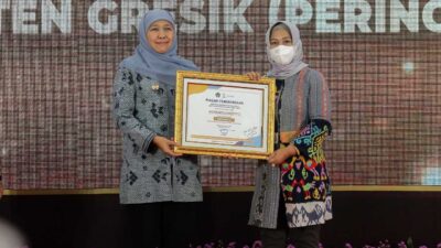 Wali Kota Mojokerto Ika Puspitasari menerima penghargaan dari Gubernur Jawa Timur Khofifah Indar Parawans
