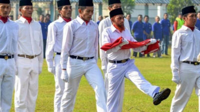 Umar Patek saat menjadi paskibraka membawa Sang Saka Merah Putih
