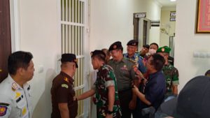 Dankogartap III/Sby Mayjen TNI Nurchahyanto mengecek ruang sel di kantor Sub Kogartap 0815/Mojokerto 