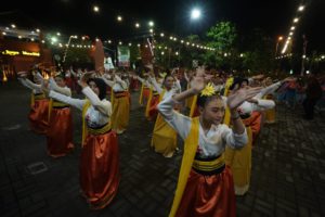 Penamptilan tari tradisional Indonesia bersama Didik Ninik Thowok