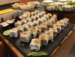 Makan Sepuasnya Sushi Rendang dan Sushi Pecel di Aston Inn Jemursari hanya Rp 98 Ribu Nett