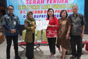Bupati Mojokerto, Ikfina Fahmawati menyerahkan Sertifikat Laik Fungsi ke PT Second Best Packing