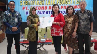 Bupati Mojokerto, Ikfina Fahmawati menyerahkan Sertifikat Laik Fungsi ke PT Second Best Packing