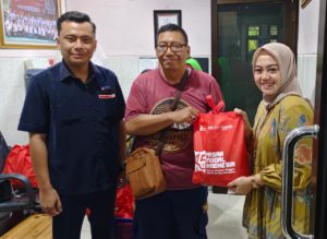 Didampingi Humas PMI Kota Mojokerto Dimas Hariadi, Kepala Galeri Investasi Bursa Efek Indonesia Unim Yuliasnita Verlandes memberikan paket sembako kepada pendonor darah