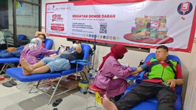 Pendonor darah menymbangkan darahnya di PMI Kota Mojokerto