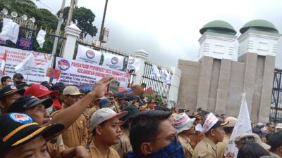 Puluhan ribu perangkat desa geruduk gedung DPR RI