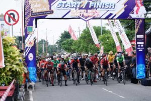 atlet balap sepeda sedang start sekaligus sebagai finis di jalan Benteng pancasila Mojokerto