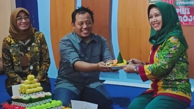 Wali Kota Mojokerto, Ika Puspitasari memberikan potongan tumpeng HPN 2023 ke Ketua PWI Mojokerto, Sholahudin