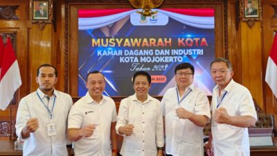 Ketua Kadin Kota Mojokerto, Ivan Setiawan Moher bersama tim formatur dan jajaran pengurus