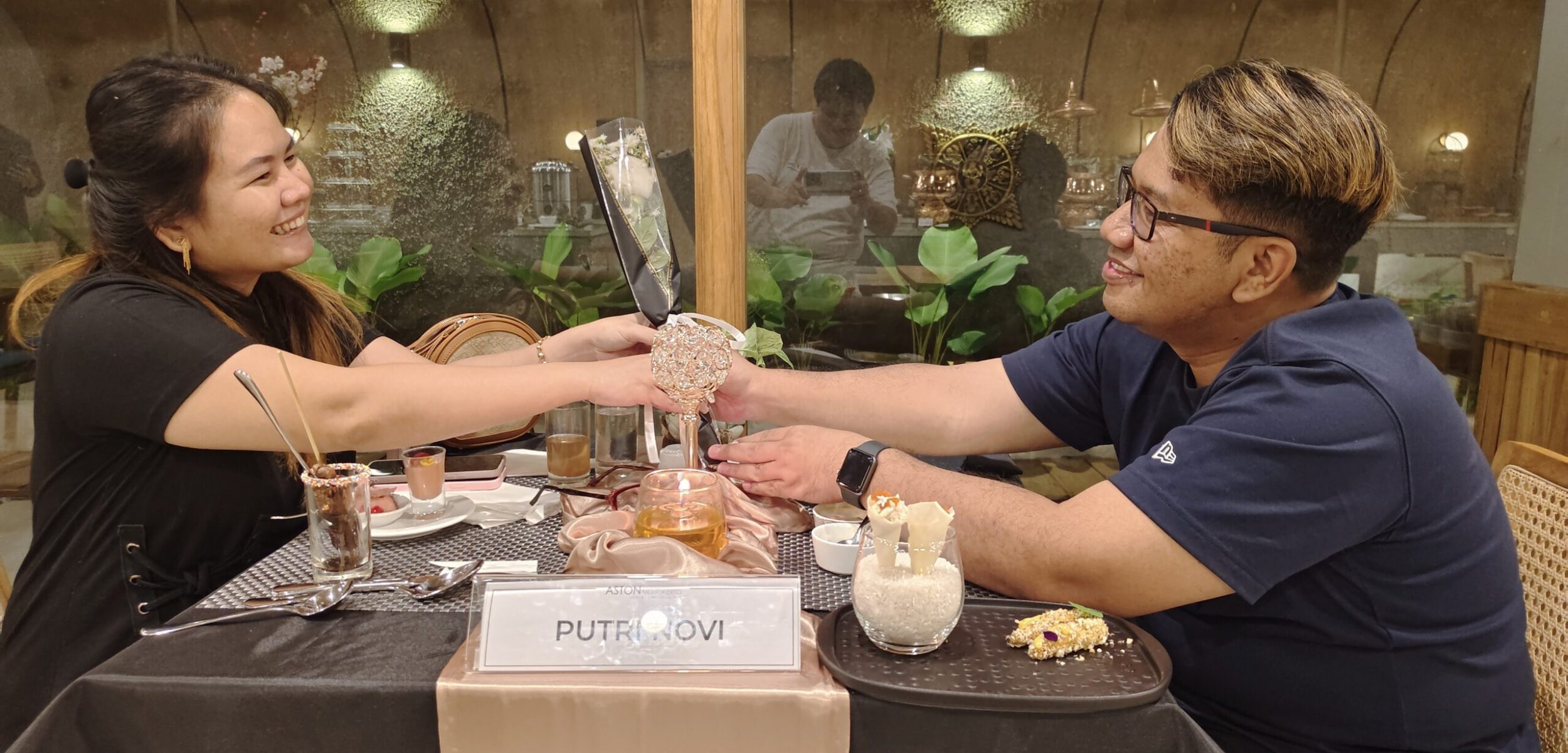 Pasutri asal Canggu, Novi Utomo dengan Putri Afriani sedang merayakan valentine di Aston Mojokerto Hotel