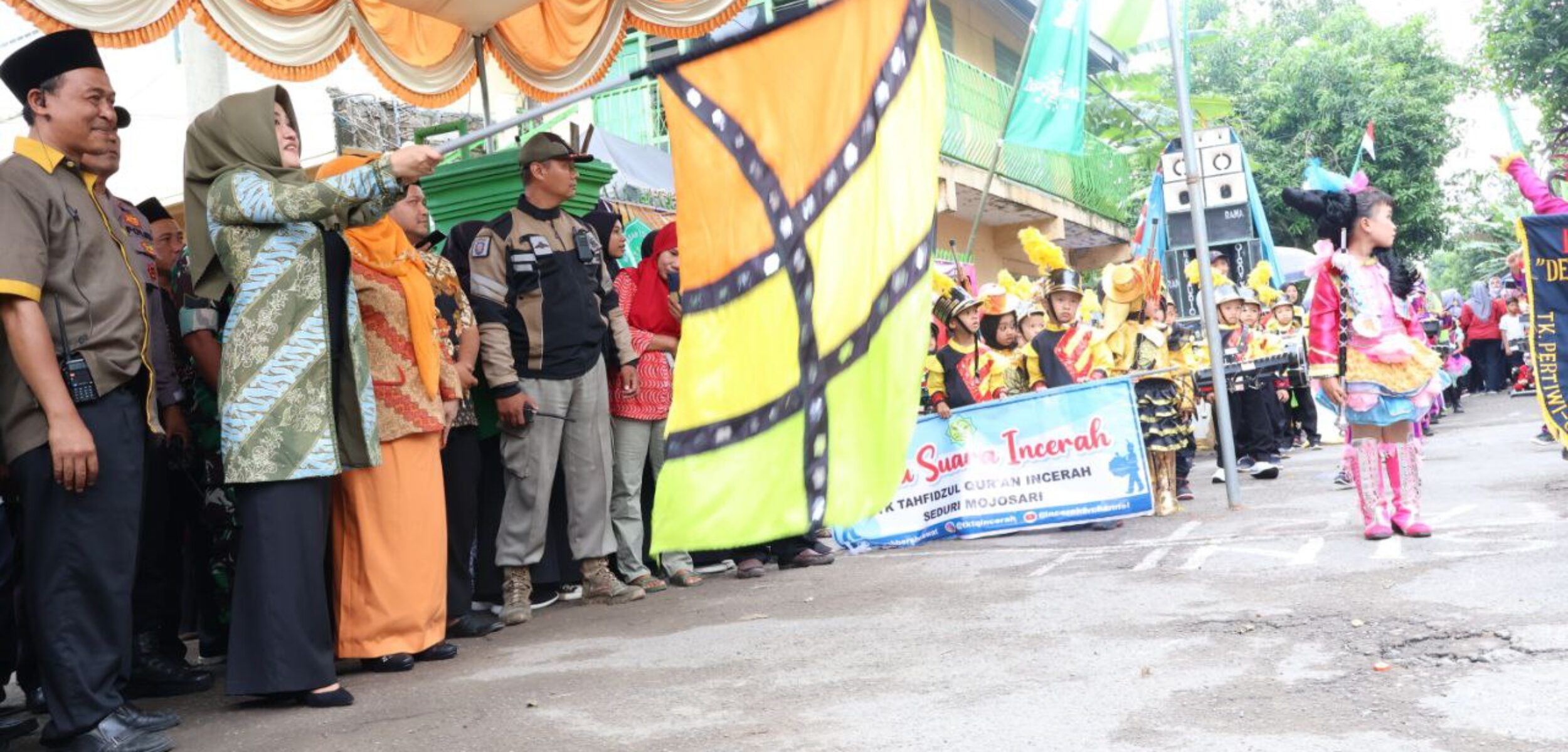 Bupati Mojokerto, Ikfina Fahmawati membuka MTs Ronas Street Parade
