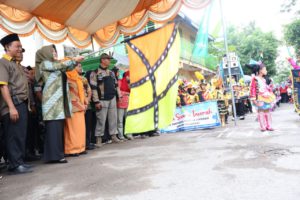 Bupati Mojokerto, Ikfina Fahmawati membuka MTs Ronas Street Parade