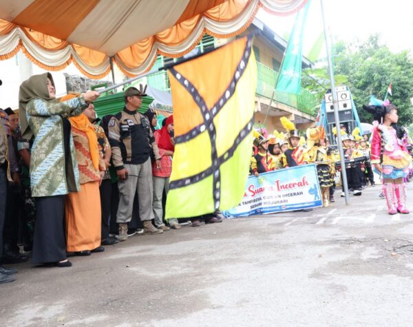Buka MTs Ronas Street Parade, Bupati Mojokerto Berharap Jadi Ajang Asah Kreatifitas Anak