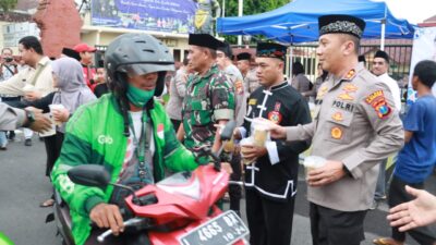 Kapolres Mojokerto Kota bagikan takjil bersama IPSI dan Kodim 0815
