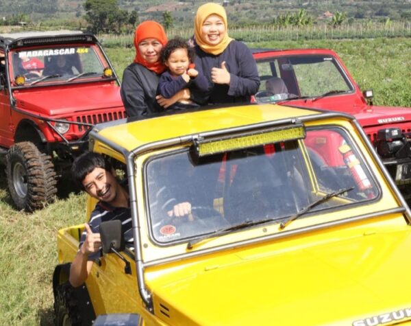 Gubernur Khofifah Ngemong Cucu Sambil Off Road ke Bukit Jengkoang