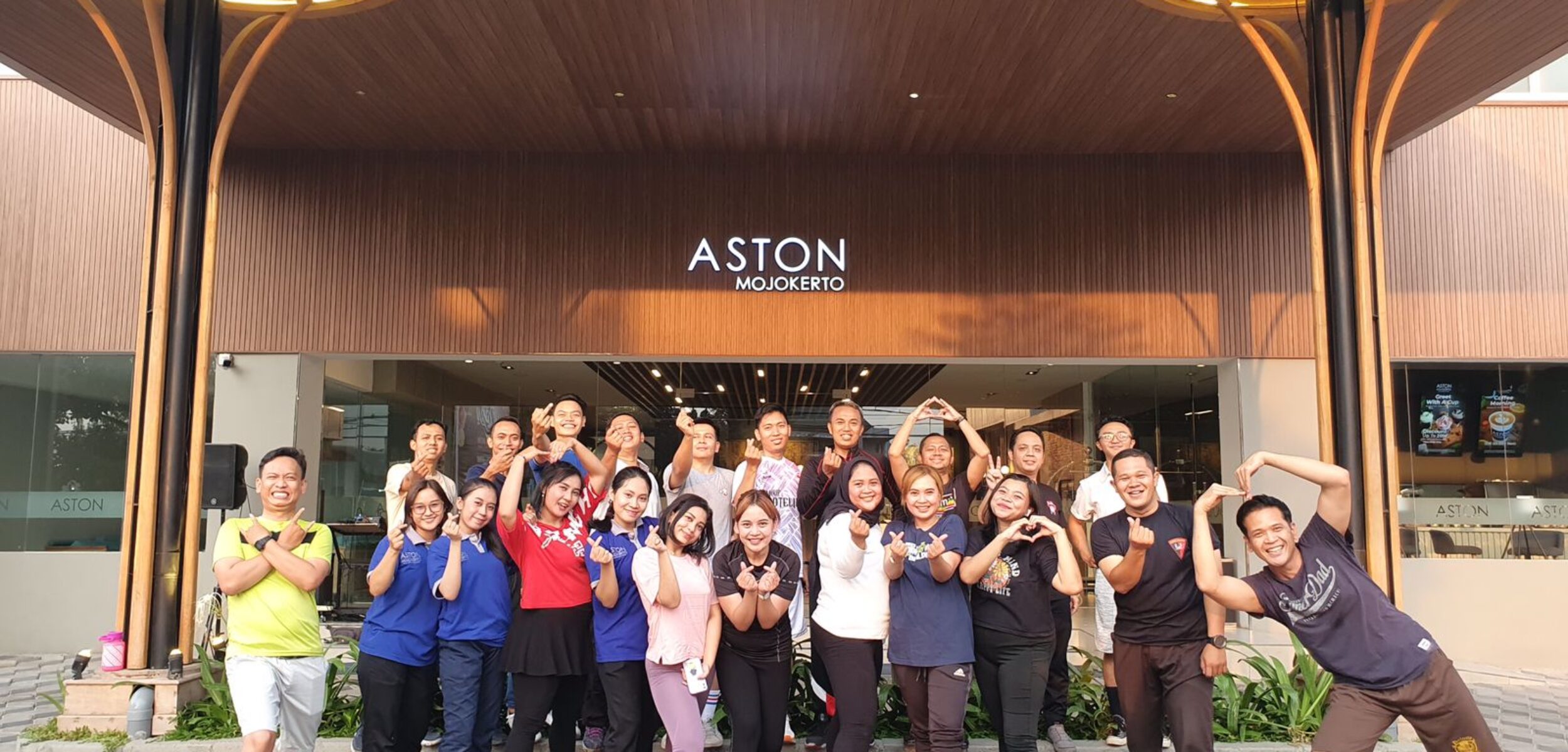 Sesi foto bersama manajemen dengan karyawan Aston Mojokerto Hotel, Jumat (2/6/2023) (Andy)