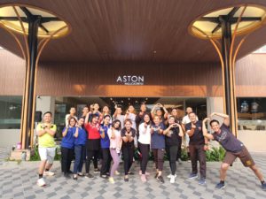 Sesi foto bersama manajemen dengan karyawan Aston Mojokerto Hotel, Jumat (2/6/2023) (Andy) 