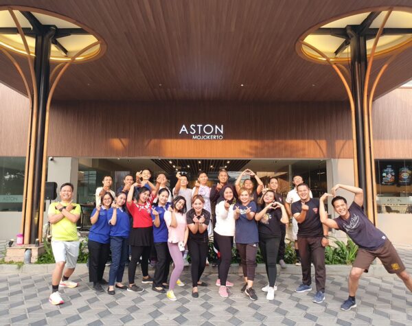 Tingkat Aura Positif, Senam Ceria Manajeman Bersama Karyawan Aston Mojokerto