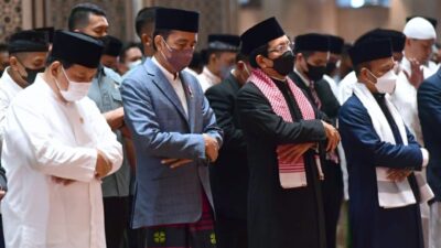 Jokowi salat
